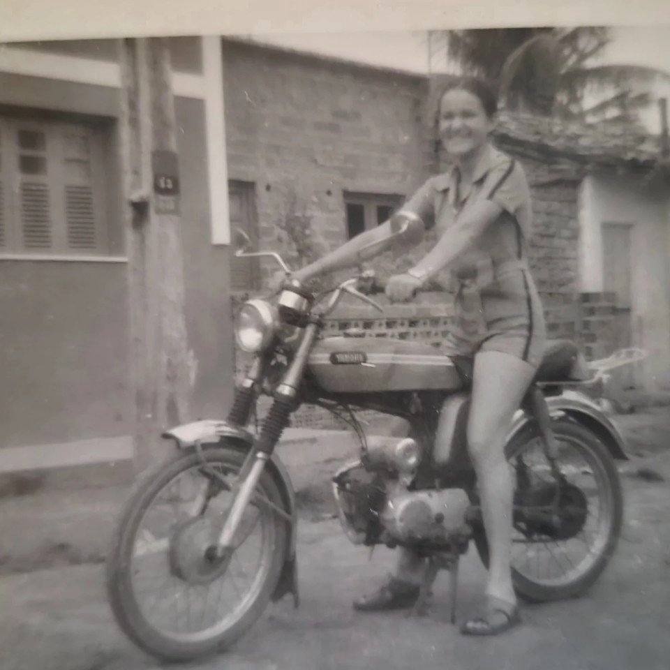 Onde tudo começou: Yamaha 1975, 50cc — e orgulho de pilotar.